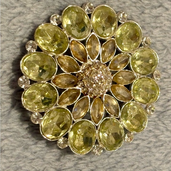 Vintage unsigned beautiful light Green flower Brooch with Rhinestones - Picture 11 of 17